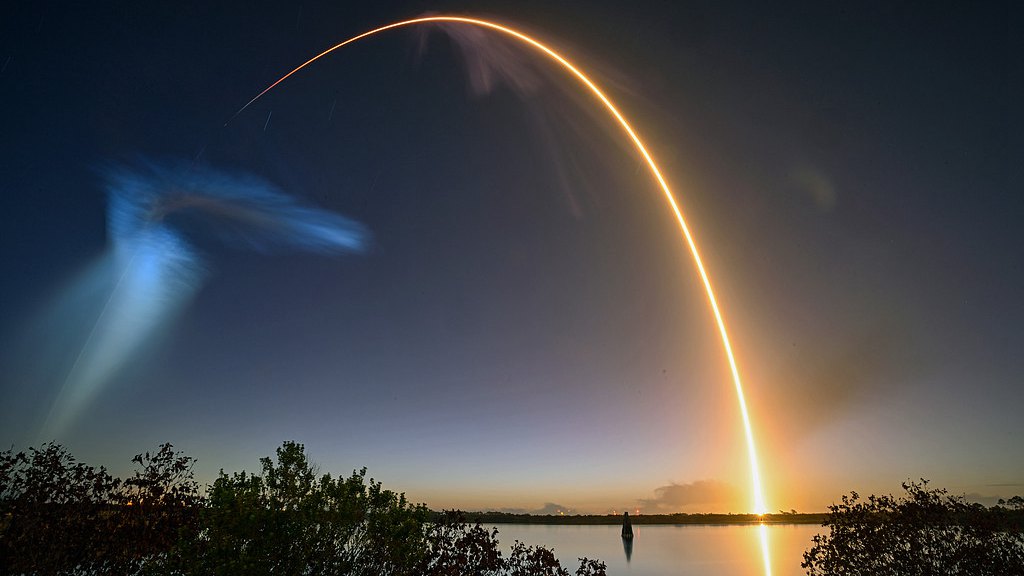 A timed exposure at dawn captures a SpaceX Falcon 9 rocket and its exhaust plume as it launches 29 Starlink satellites from Launch Complex 40 on Mission 10-40 at the Cape Canaveral Space Force Station, Florida, March 4, 2026. /VCG