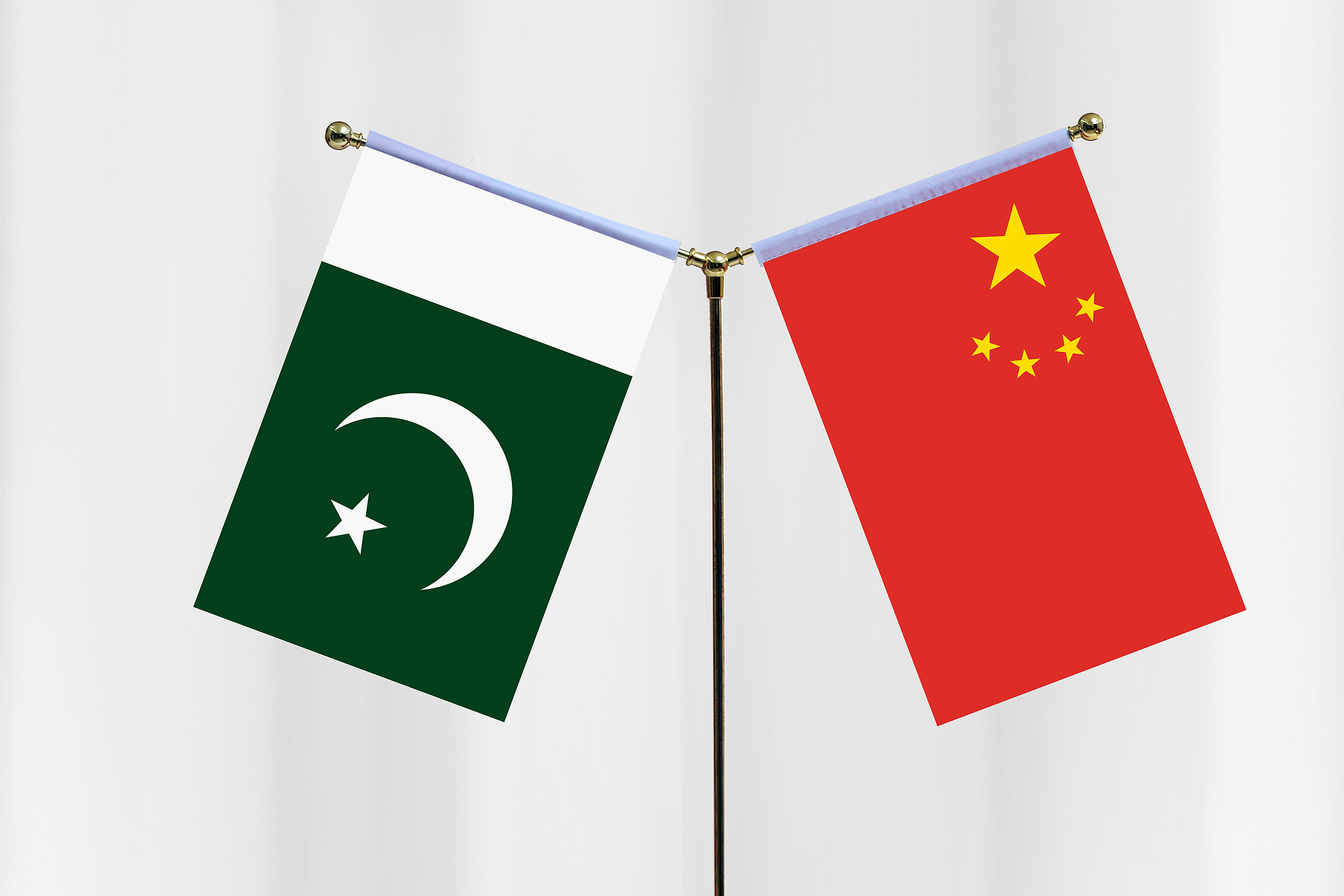 The Pakistani and Chinese national flags. /CFP