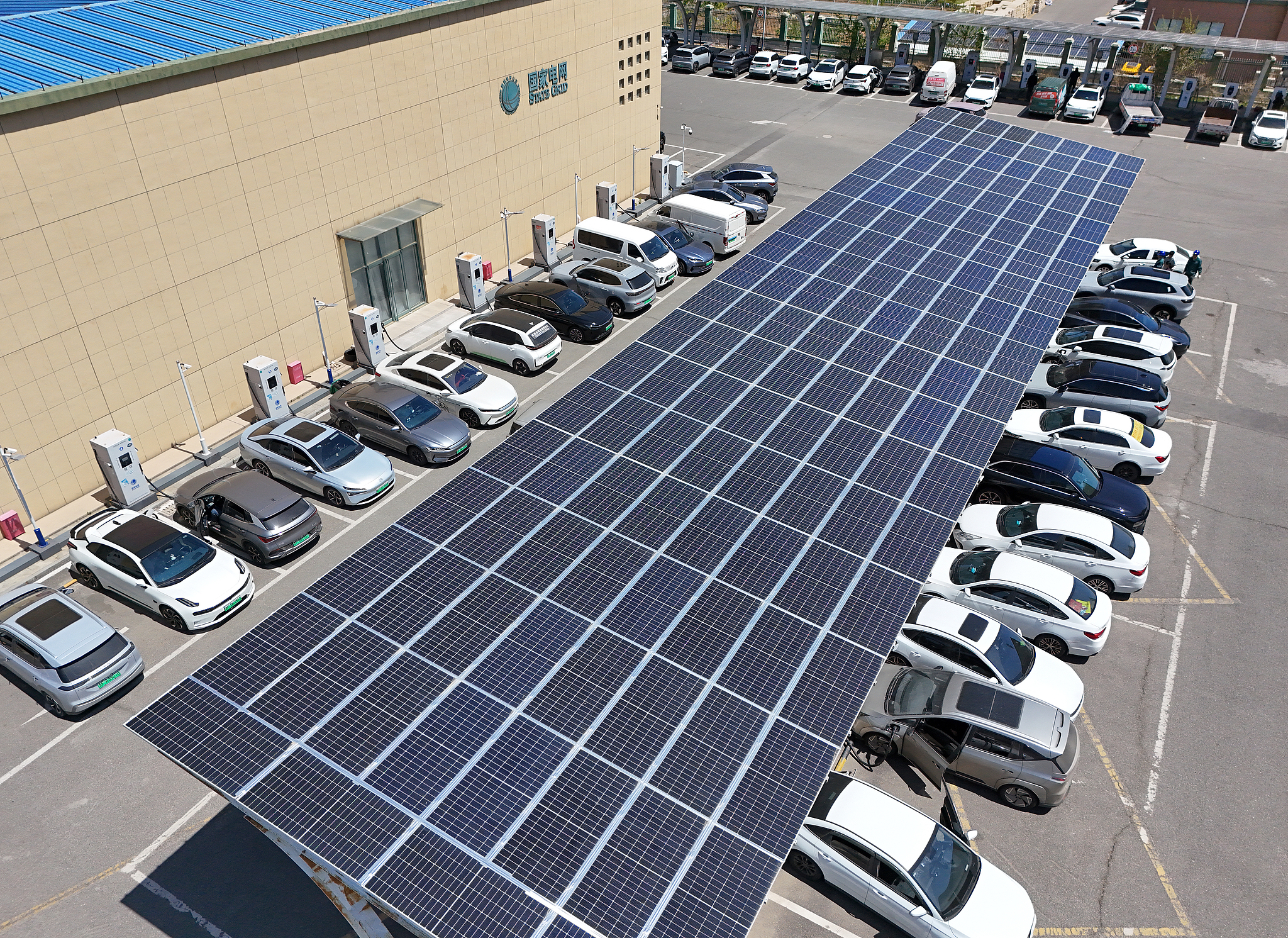 New energy vehicles are being charged at an electric vehicle charging and battery swapping station in Yantai, Shandong Province, east China, April 28, 2025. /CFP