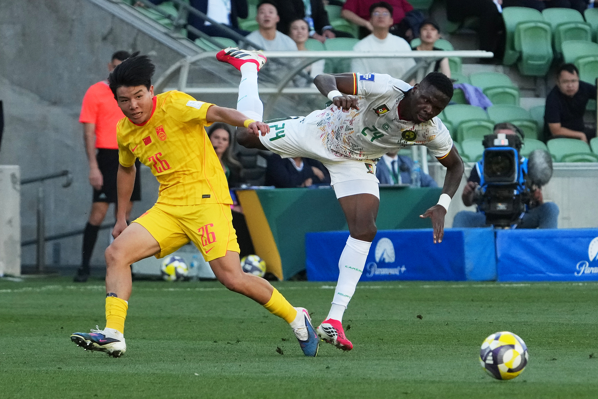China's Xu Bin (L) and Cameroon's Stephane Keller battle for the ball during their international soccer friendly in Melbourne, Australia, March 31, 2026. /VCG