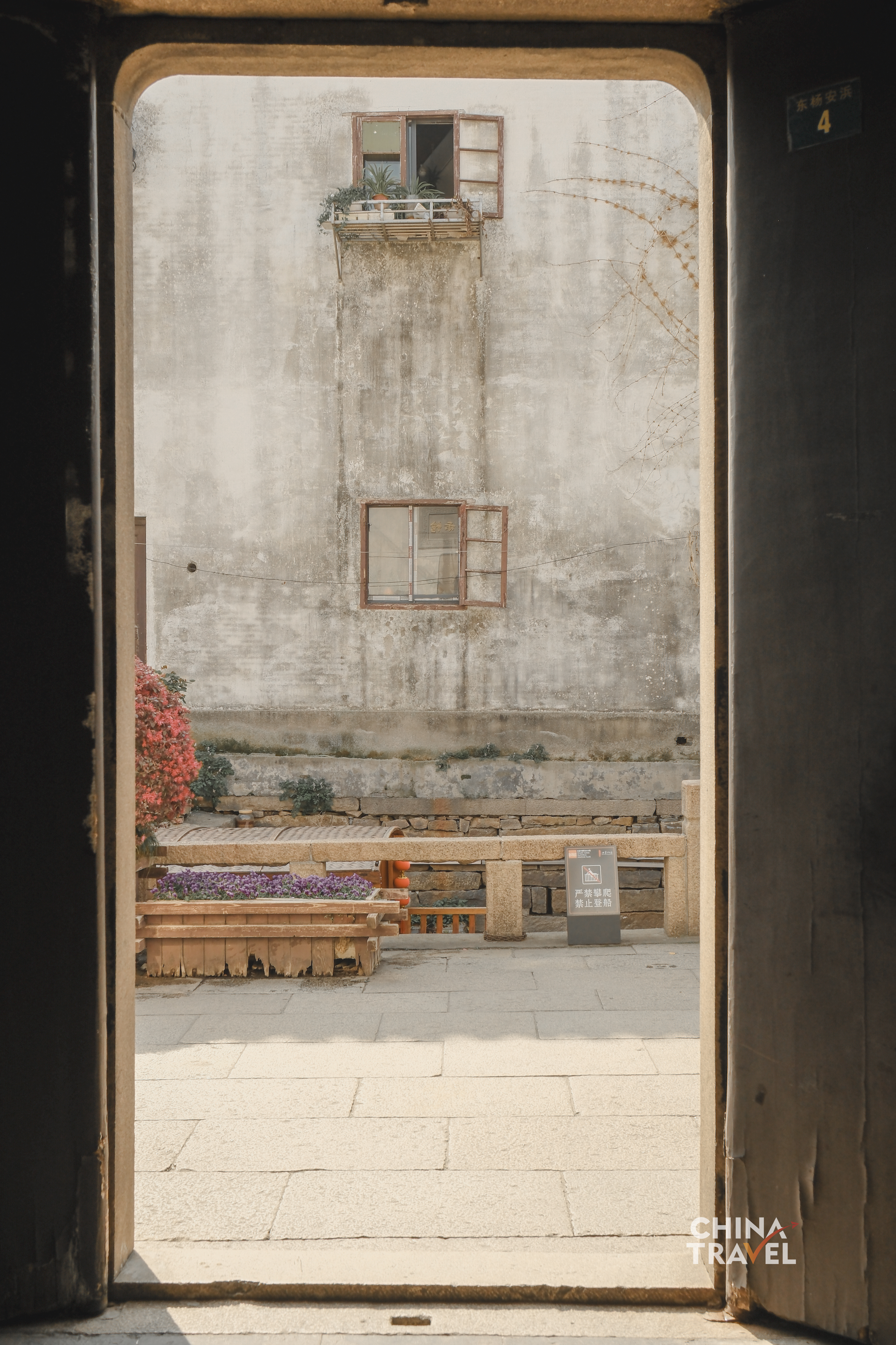 Through doorways, light and worn walls, Suzhou reveals a quiet beauty where time settles into ordinary spaces. /CGTN