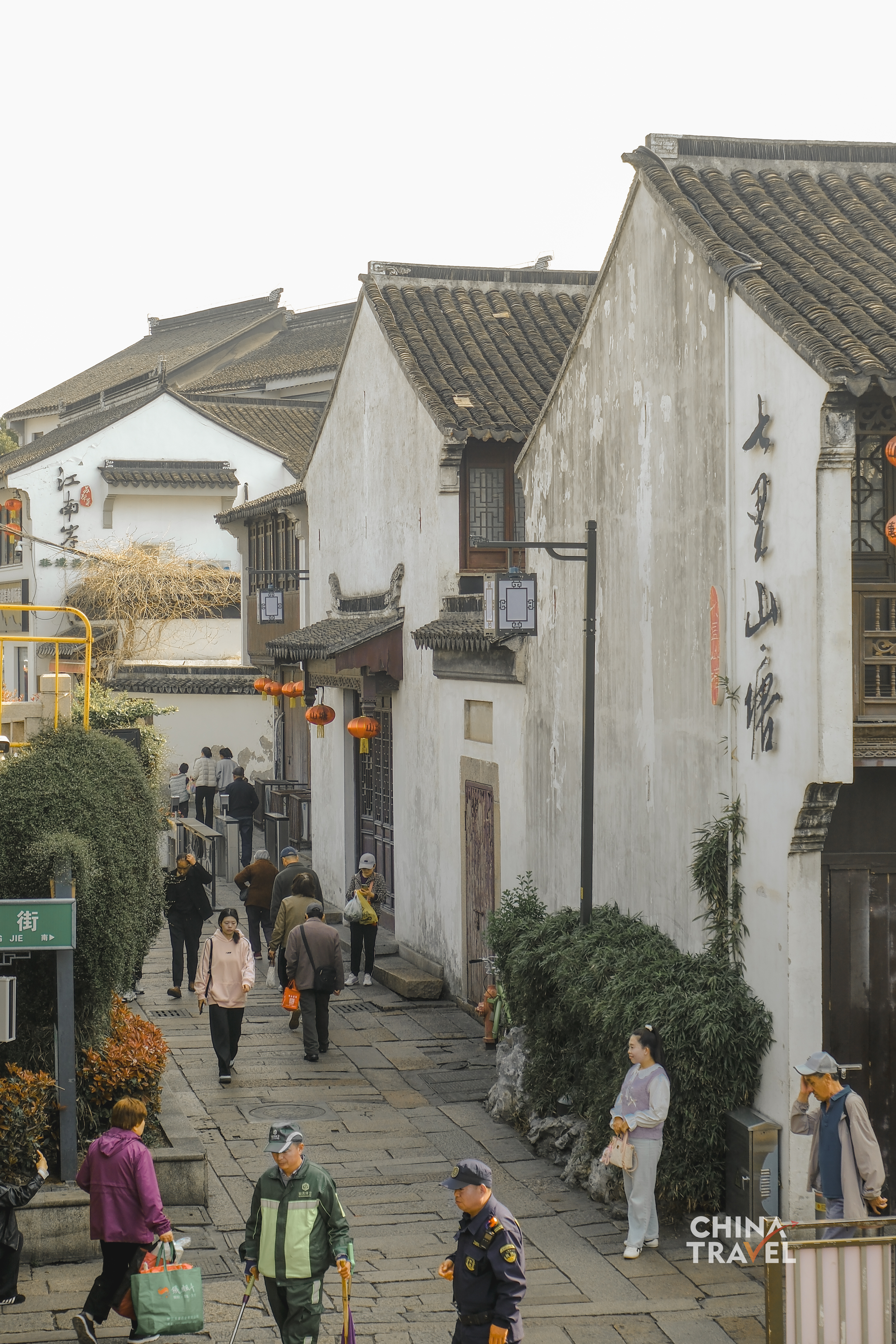 In Suzhou's narrow lanes, tangled wires, food stalls and passing residents sketch out the texture of everyday urban life. /CGTN