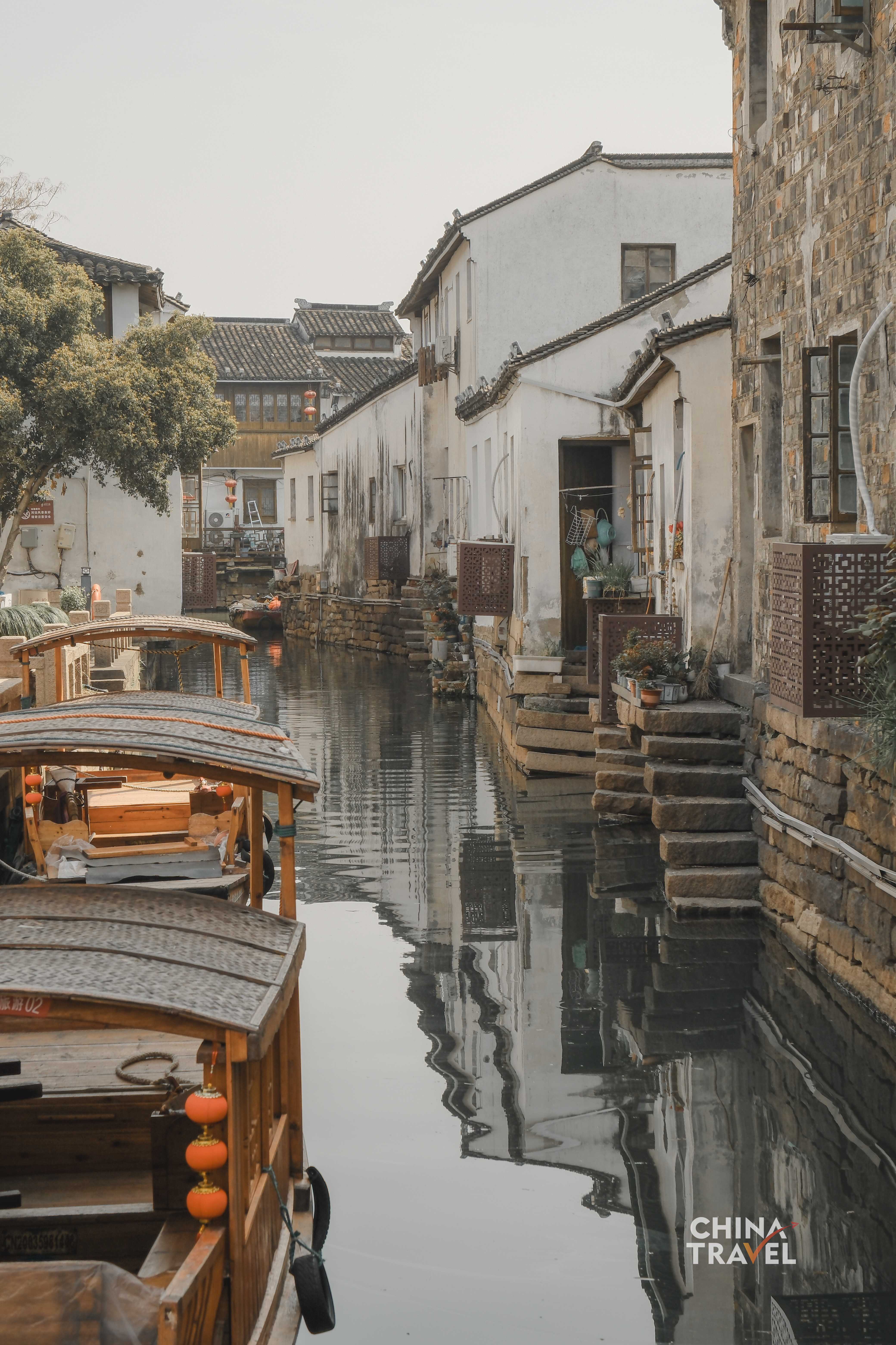 Along Suzhou's quiet canals, lantern-lit houses and wooden boats reflect a slower rhythm of life shaped by water. /CGTN