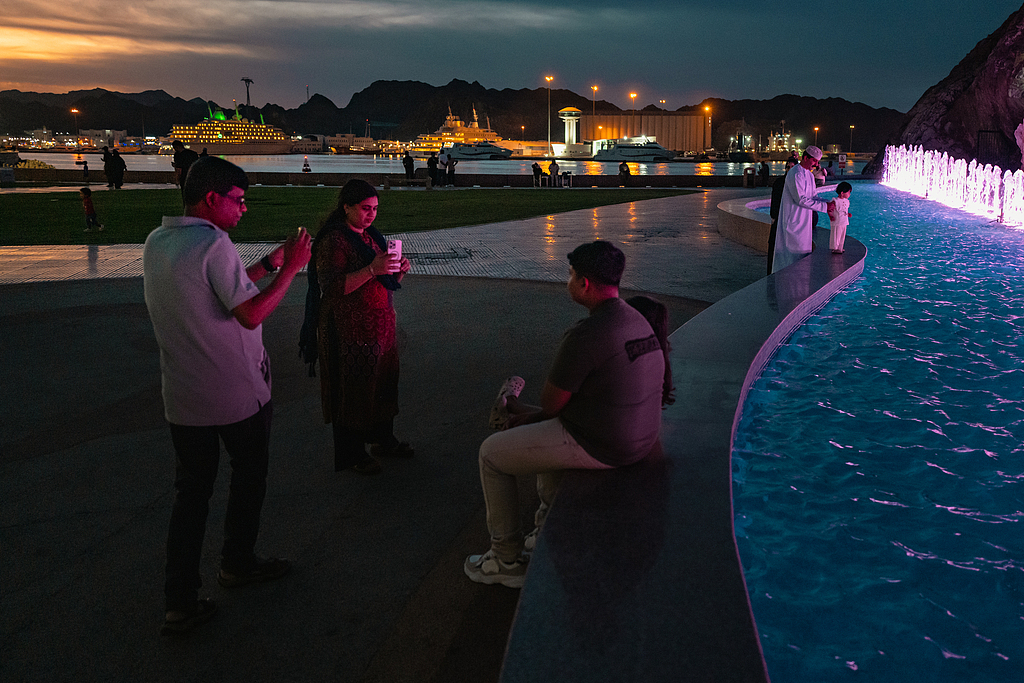 People visit Muscat Anchorage near the Strait of Hormuz in Muscat, Oman, March 30, 2026./ VCG