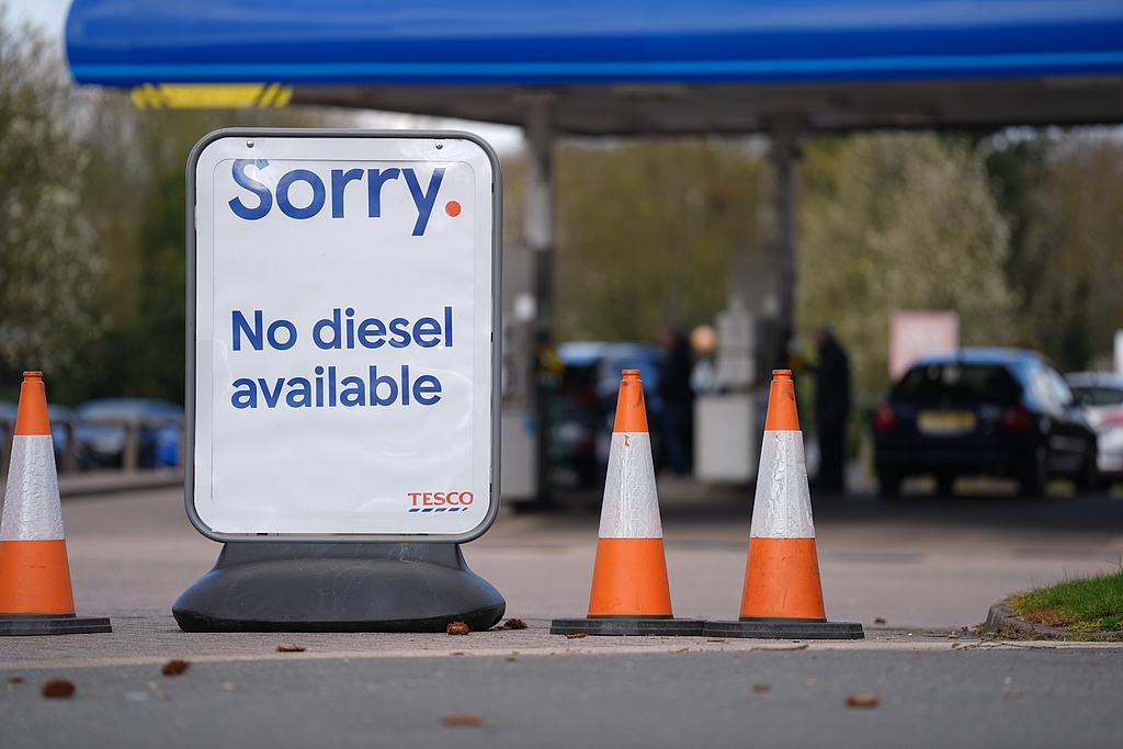 A no diesel available sign on a petrol station forecourt at a Tesco superstore in Kettering, UK, March 31, 2026./ VCG