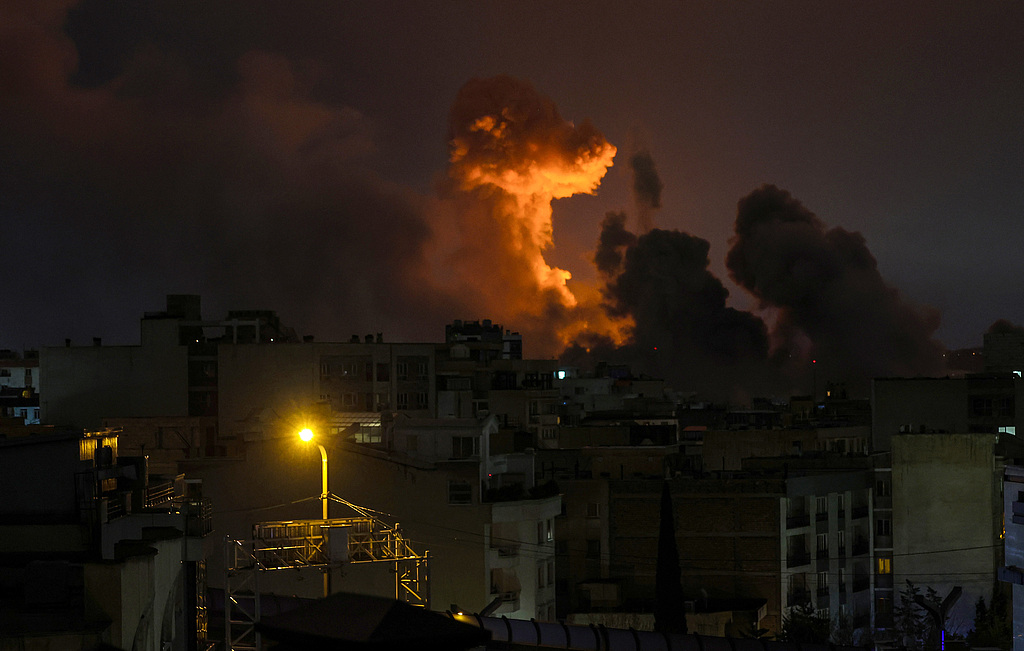 A large plume of smoke rises over Tehran after explosions were reported in the city during the night on March 28, 2026 in Tehran, Iran. /VCG