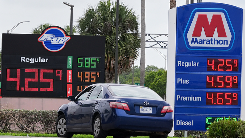 Prices are displayed at a RW and Marathon gas stations in Miami, Florida, USA, April 1, 2026. /VCG