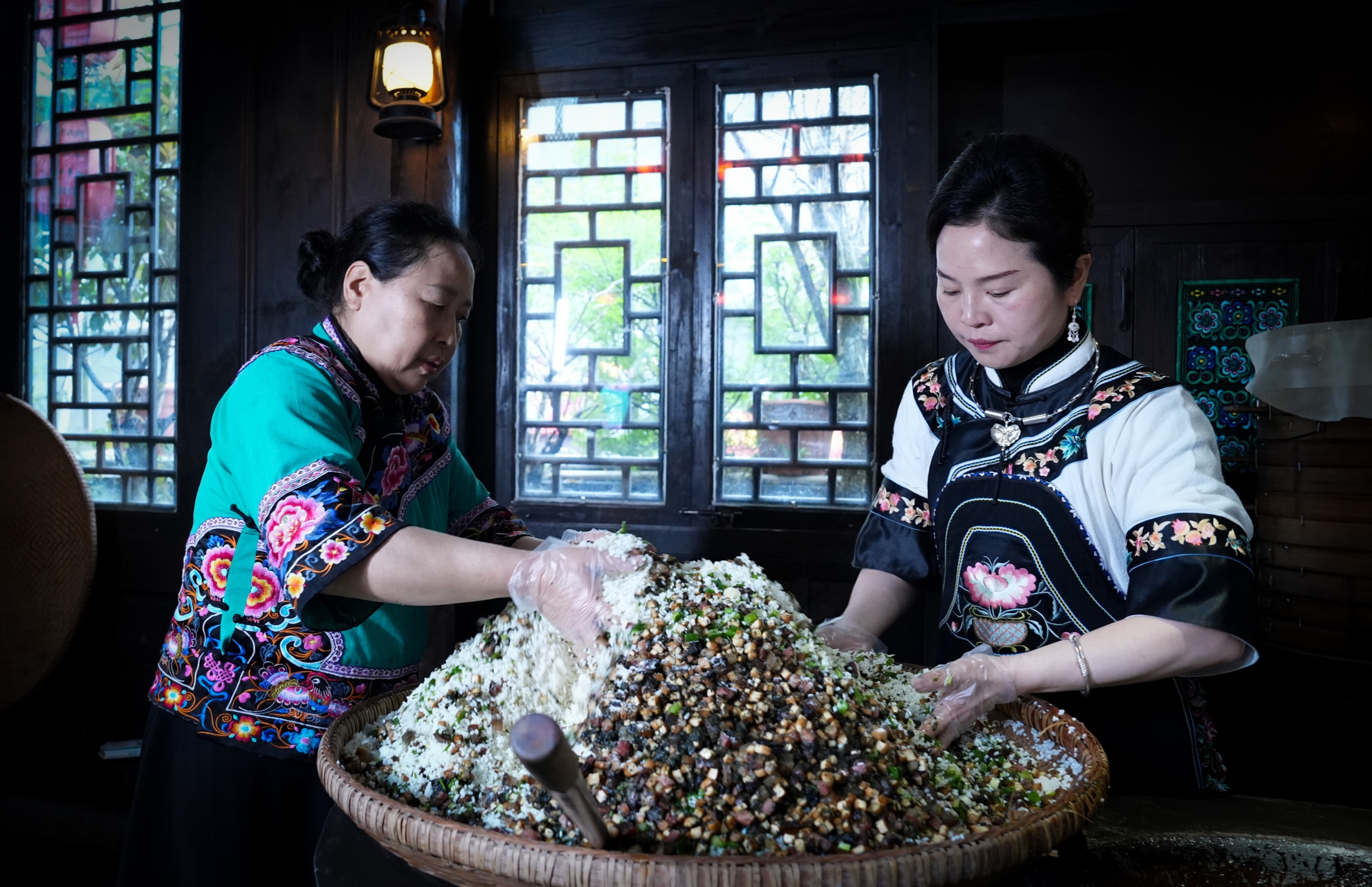 People make shefan in Tongren, southwest China's Guizhou Province, on March 25, 2026. /Tongren Media Convergence Center