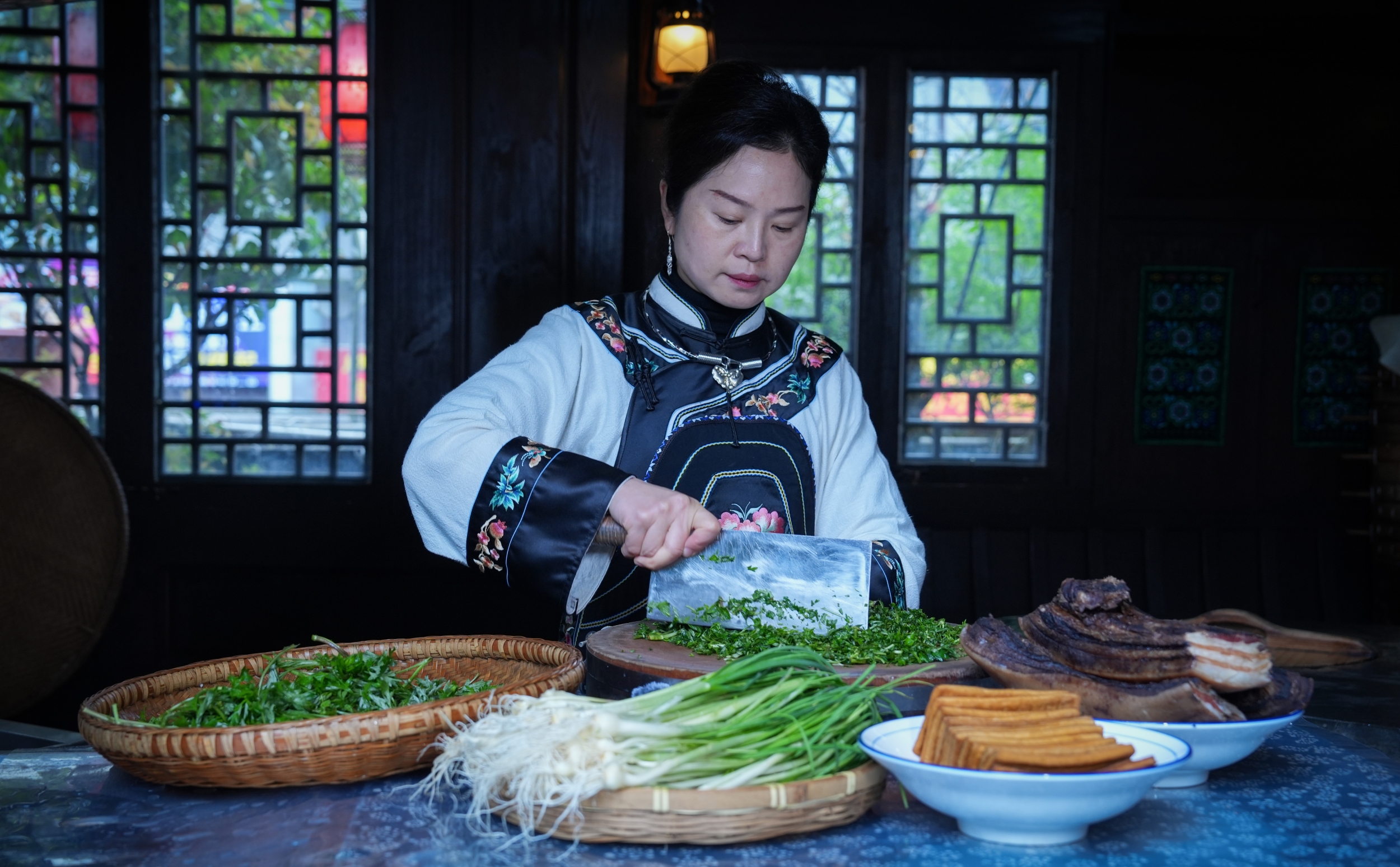 A woman makes shefan in Tongren, southwest China's Guizhou Province, on March 25, 2026. /Tongren Media Convergence Center