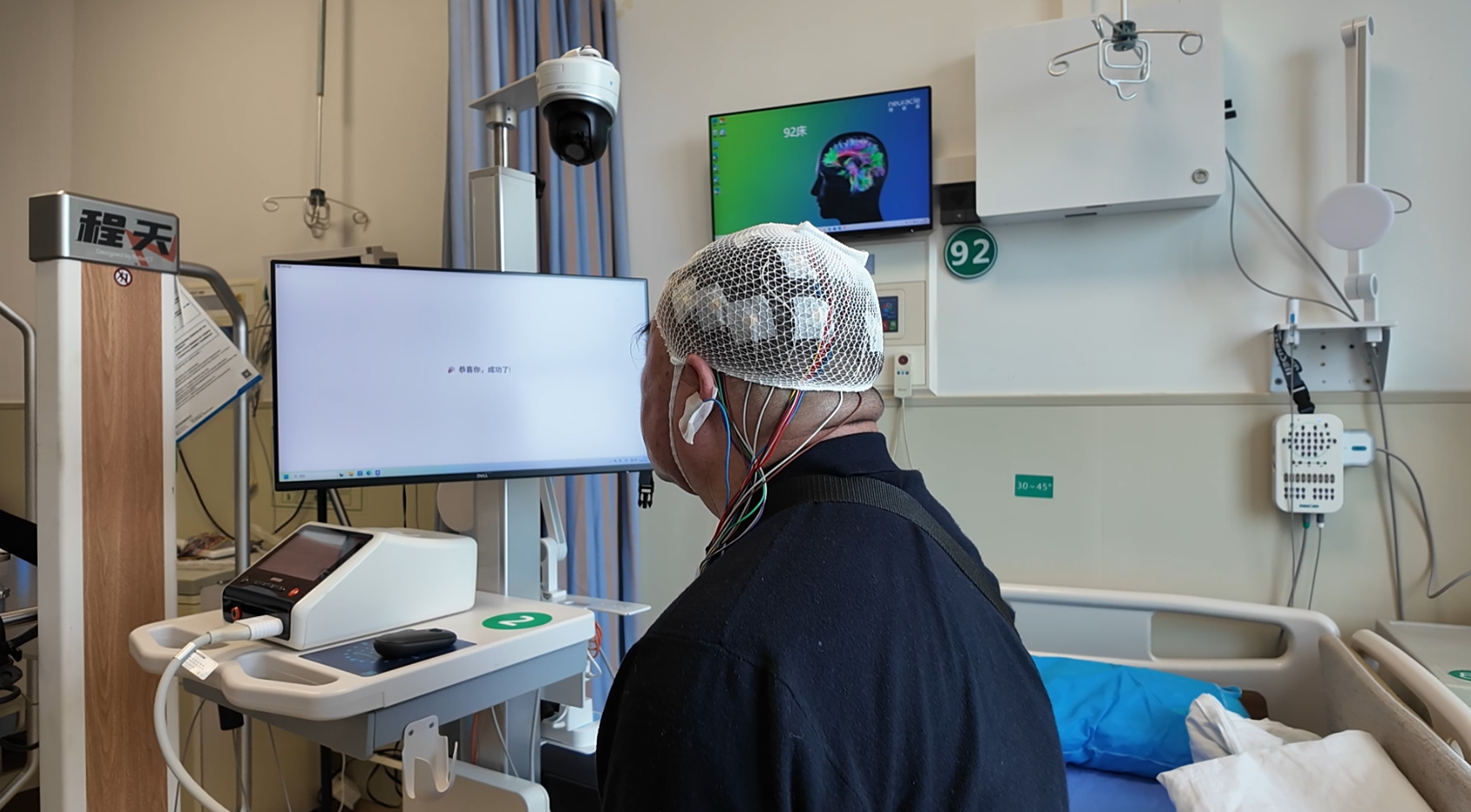 Mr. Wang (pseudonym) undergoes rehabilitation training using a Brain-Computer Interface (BCI) in the Second Affiliated Hospital of Chongqing Medical University in Chongqing, China. March 26, 2026. Luo Huxin/Bridging News
