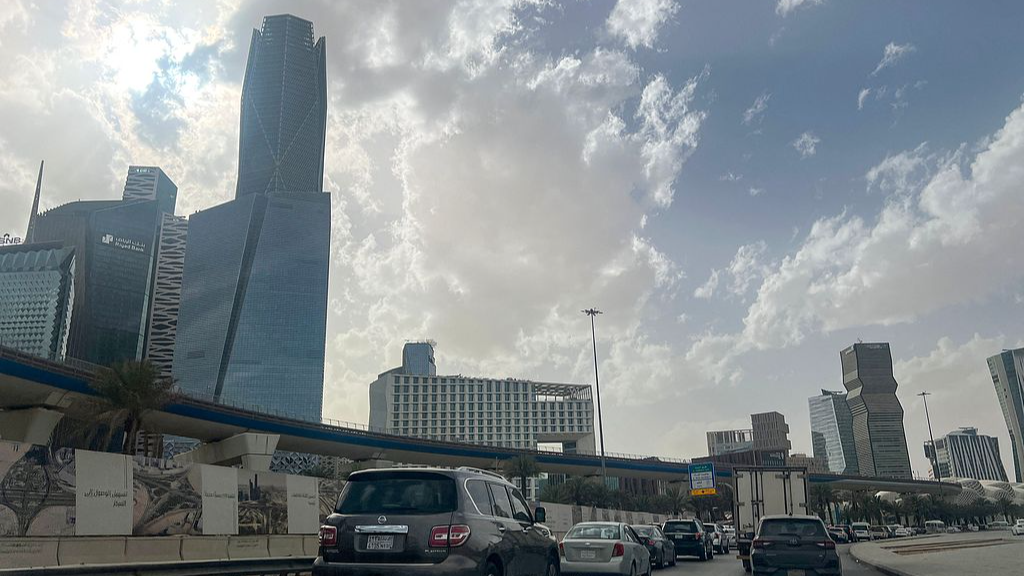 Vehicles pass the King Abdullah Financial District complex as multiple explosions rattle the Saudi capital Riyadh, March 31, 2026. /VCG
