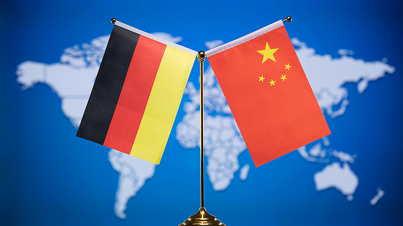 The national flags of China (R) and Germany. /VCG