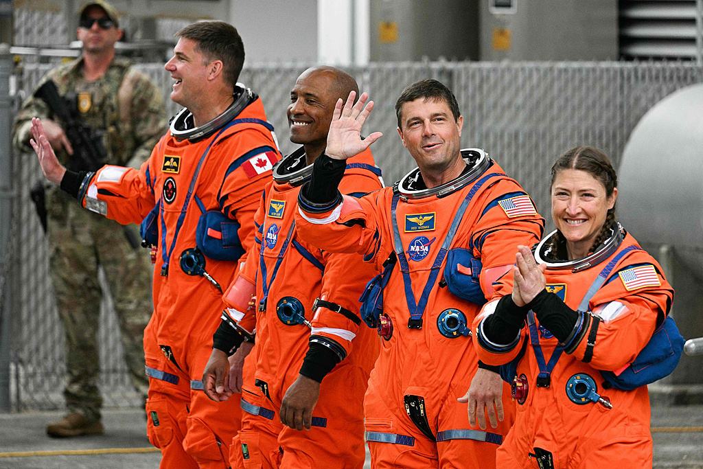 (L/R) Canadian Space Agency astronaut Jeremy Hansen, NASA astronautss Victor Glover, Reid Wiseman and Christina Koch walk out before traveling to the launch pad to board the Space Launch System rocket for the Artemis II crewed lunar mission at Kennedy Space Center in Cape Canaveral, Florida, April 1, 2026. /VCG
