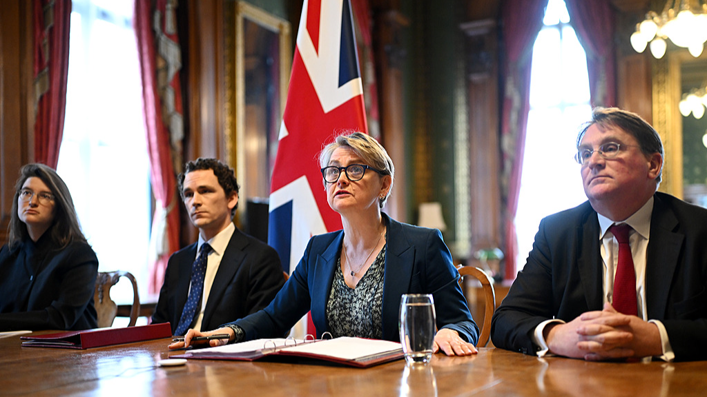 British Foreign Secretary Yvette Cooper (2nd R) attends a virtual summit at the Foreign & Commonwealth Office in London to discuss ways to reopen the Strait of Hormuz, London, April 2, 2026. /VCG