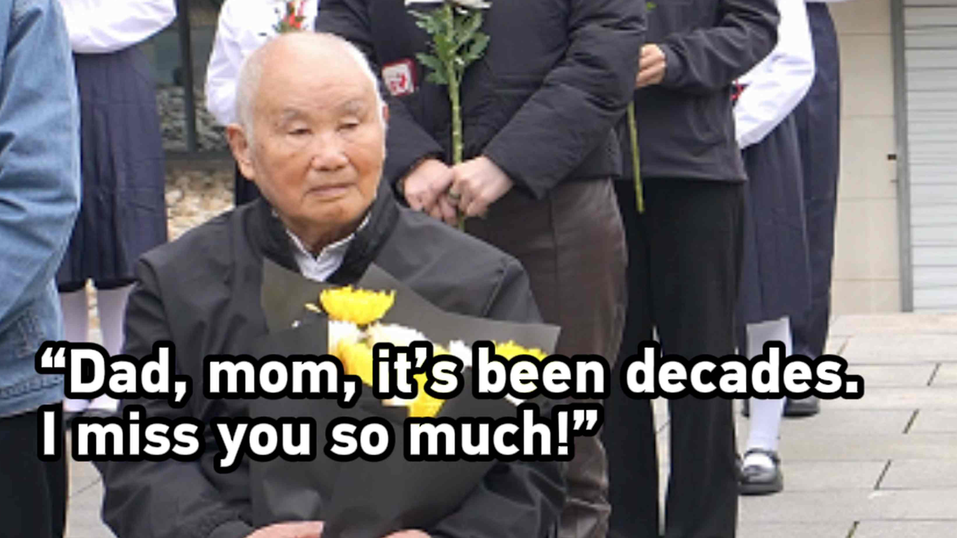 Nanjing Massacre survivors pay tribute to deceased family members