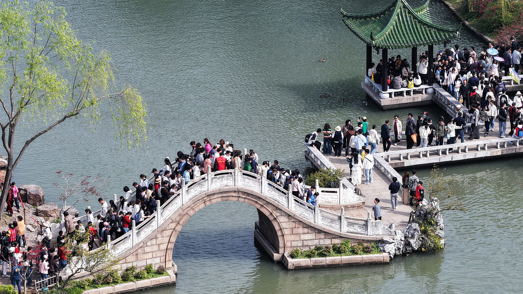Nearly 300 million trips on Qingming Day as spring break boosts travel