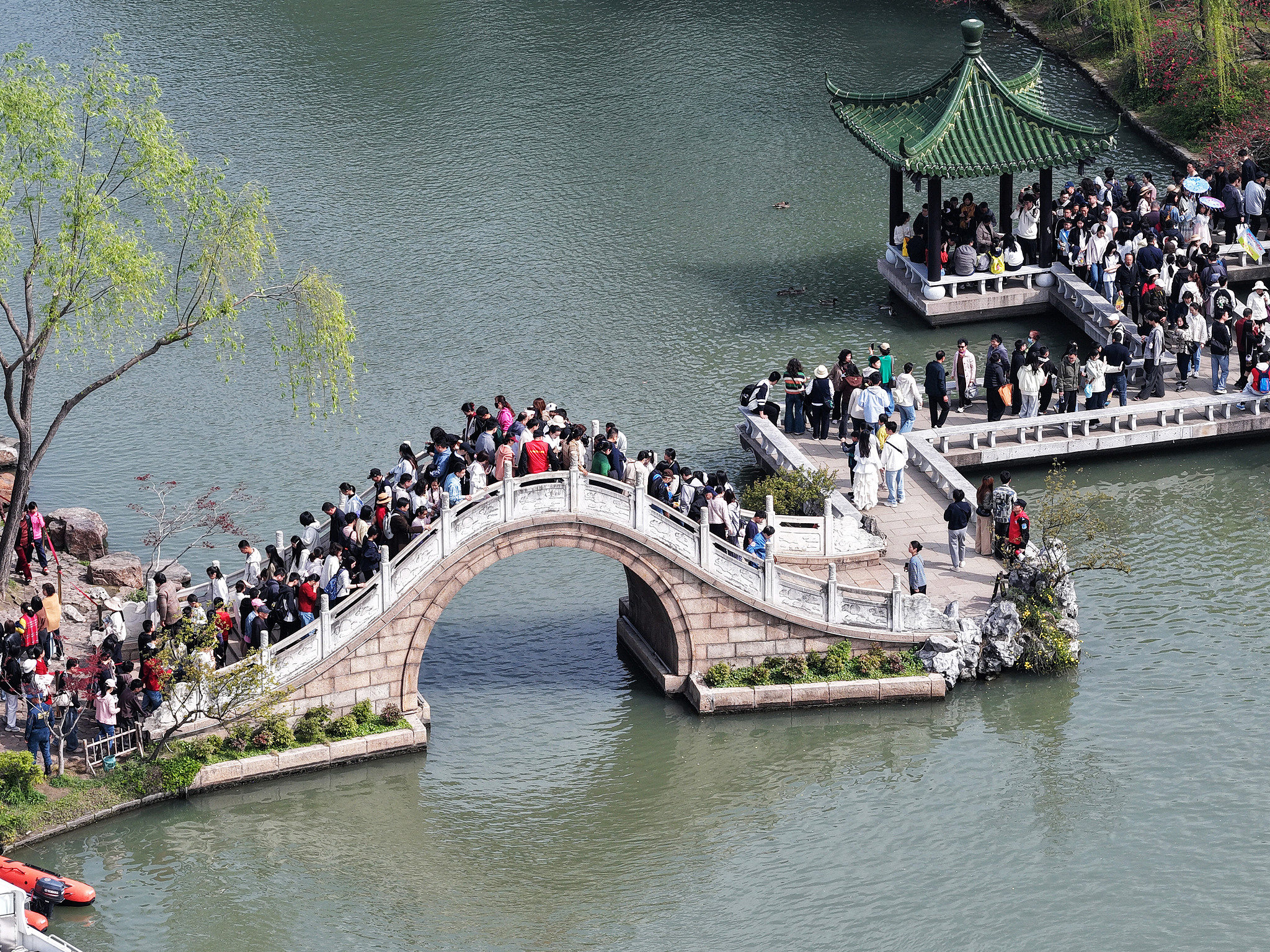 Tourists visit the Yangzhou's Slender West Lake, in Jiangsu Province, east China, April 4, 2026. /VCG
