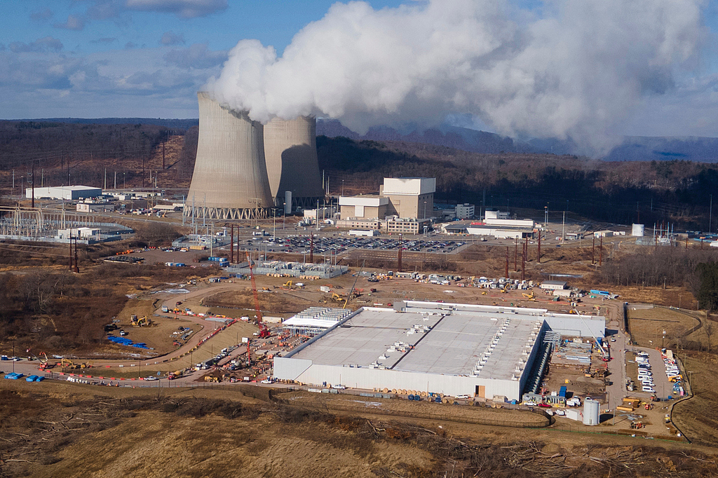  A data center owned by Amazon Web Services, front right, is under construction next to the Susquehanna nuclear power plant in Berwick, Pennsylvania, January 14, 2025. /VCG
