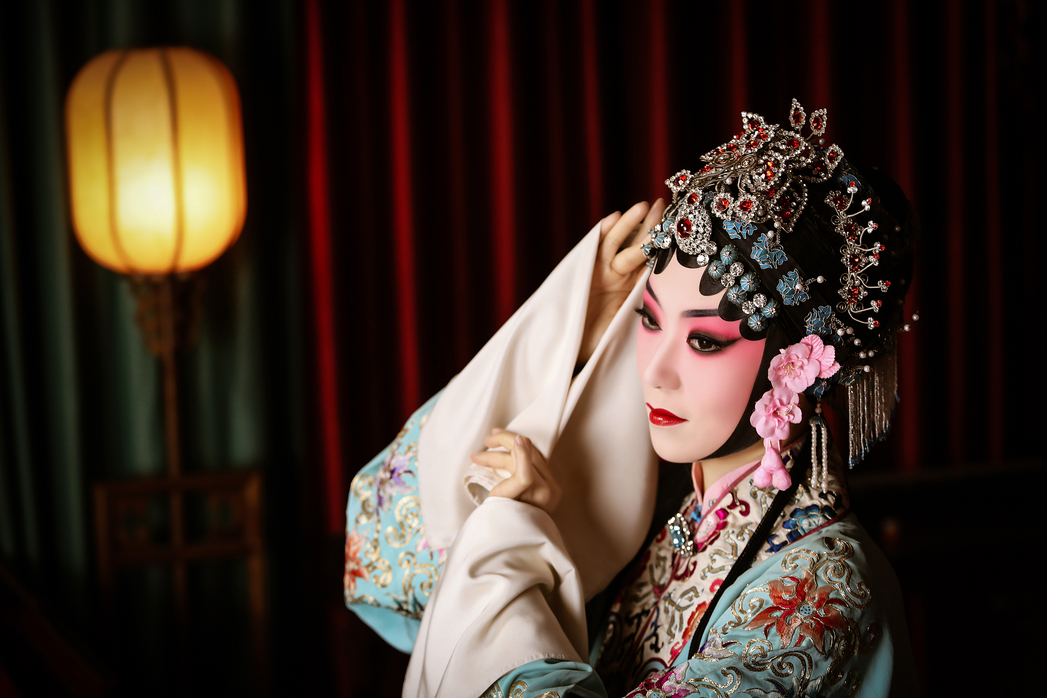 A Peking Opera performer utilizes stylized gestures, falsetto singing and elaborate costumes to convey character and emotion. /VCG