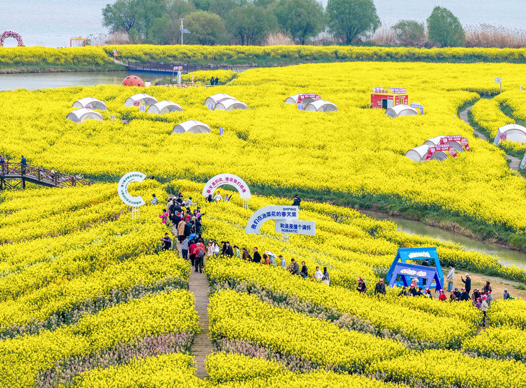 Tourists seen enjoying flowers and having fun at the Lake Flower Sea Scenic Area in Gaoyou, Jiangsu Province, April 4, 2026. /VCG