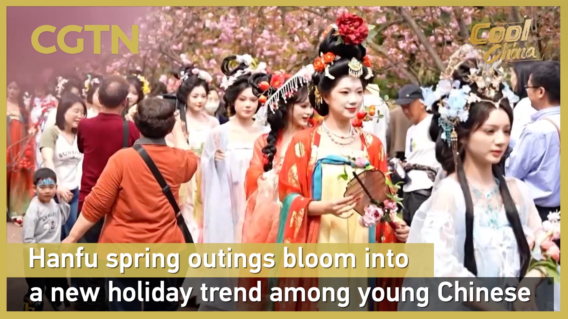 Hanfu spring outings bloom into new holiday trend among young Chinese