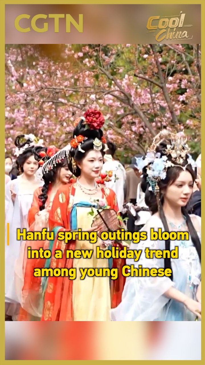 Hanfu spring outings bloom into new holiday trend among young Chinese