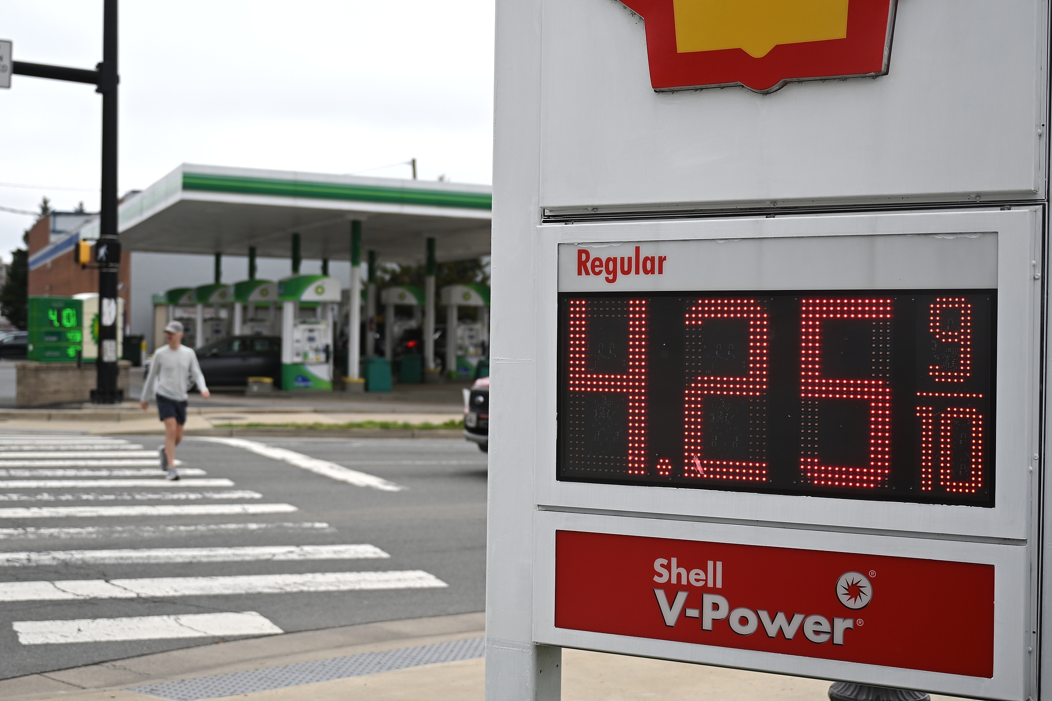 Rising gas prices across the US put growing pressure on households, as the US-Israel strikes on Iran disrupts global oil supplies and drives fuel costs higher in Virginia, US, April 3, 2026. /VCG