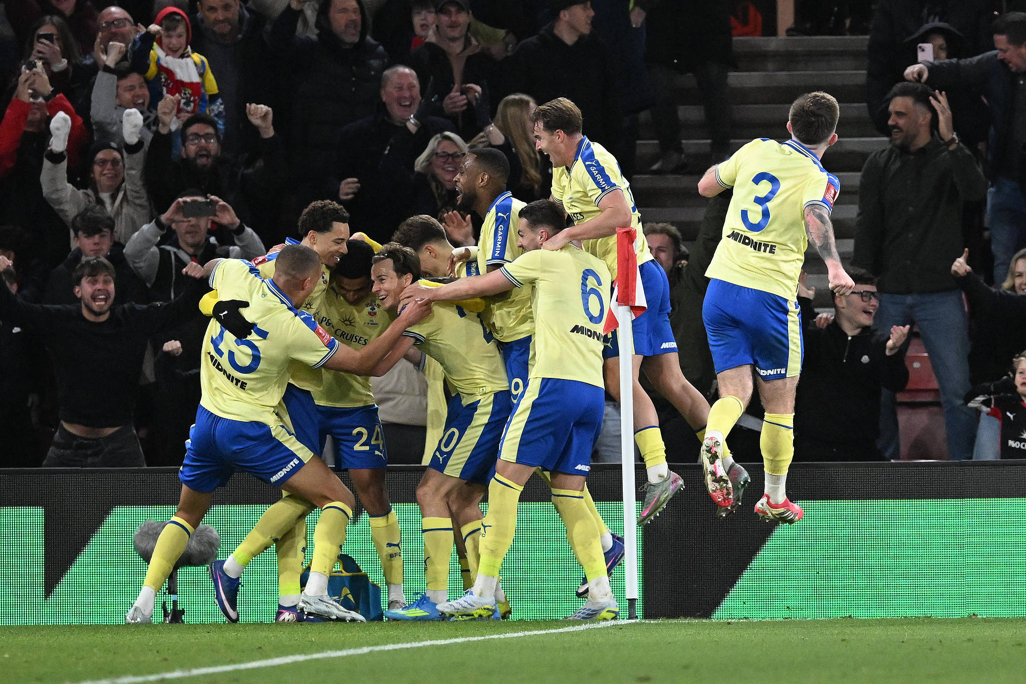 Players of Southampton celebrate after scoring a goal in the FA Cup quarterfinal match against Arsenal at St Mary's Stadium in Southampton, England, April 4, 2026. /VCG
