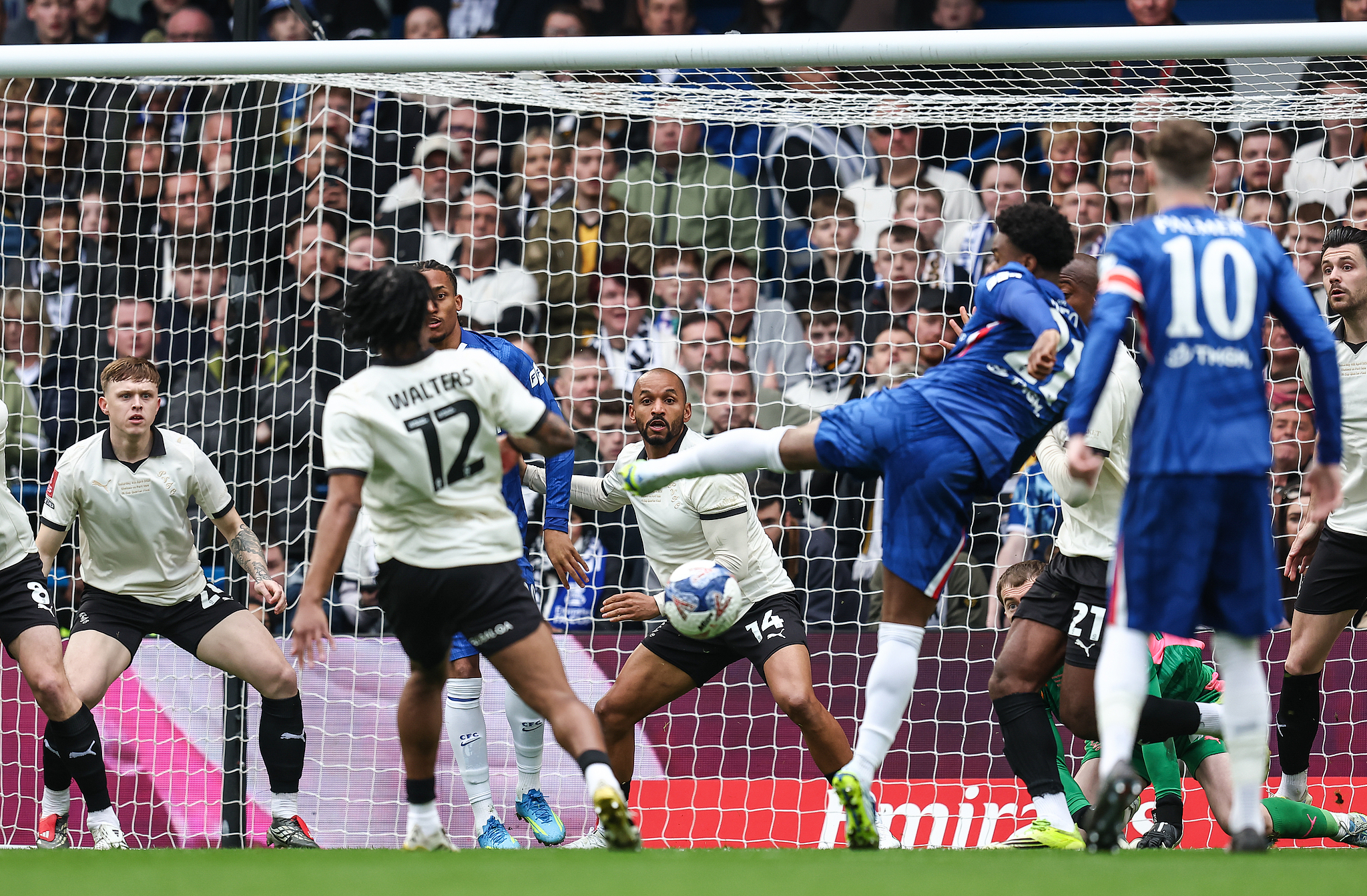 Jorrel Hato (#21) of Chelsea shoots to score a goal in the FA Cup quarterfinal match against Port Vale at Stamford Bridge in London, England, April 4, 2026. /VCG