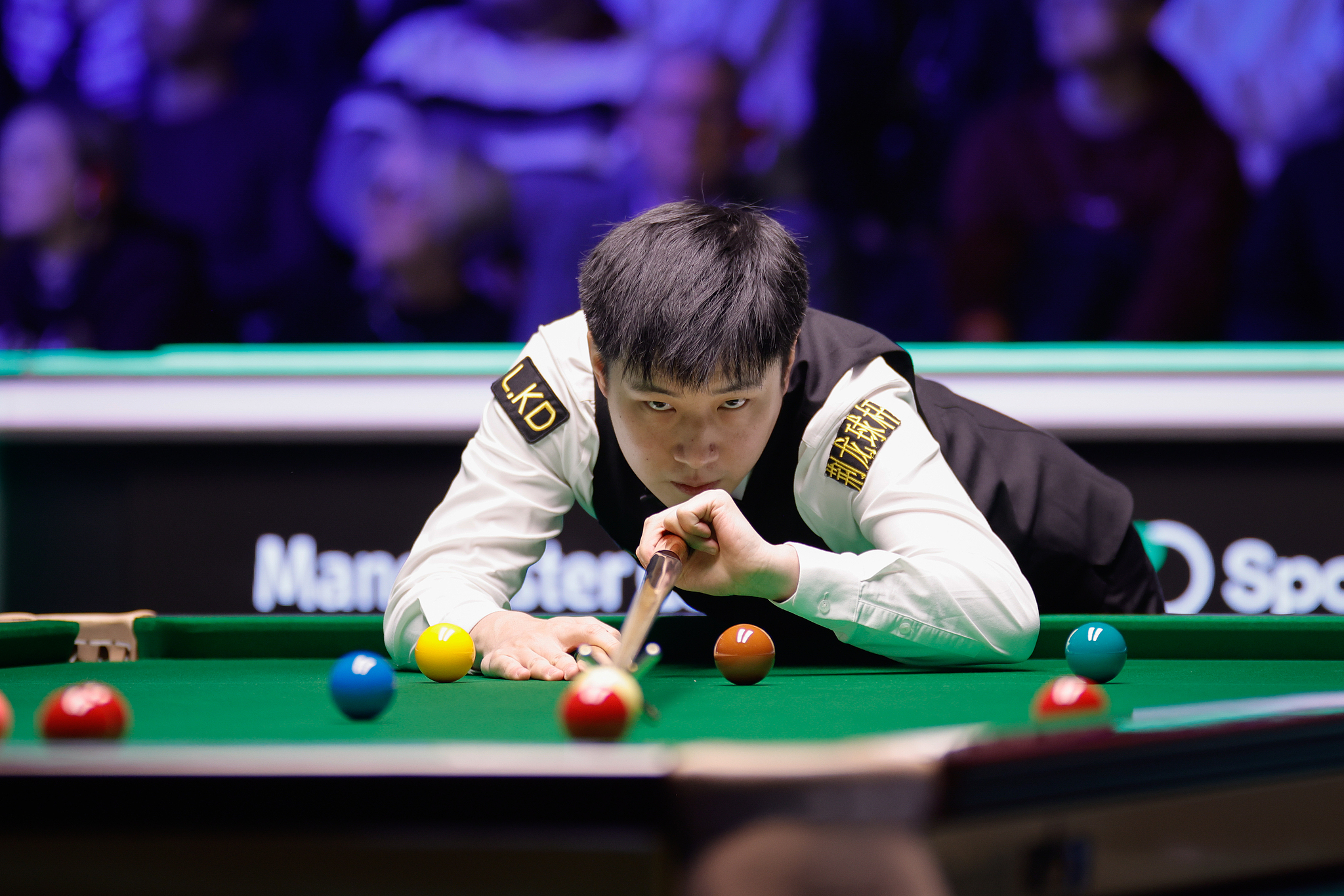 Zhao Xintong of China hits a shot in the semifinals of the Snooker Tour Championship at Manchester Central in Manchester, England, April 4, 2026. /VCG