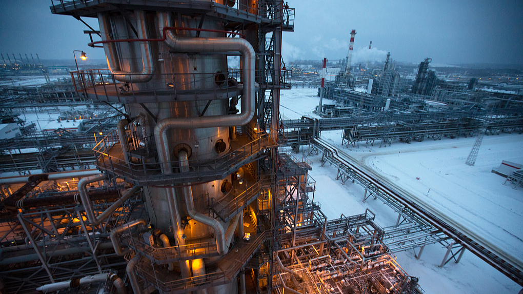 File photo of a petroleum cracking tower at the Lukoil-Nizhegorodnefteorgsintez (NORSI) oil refinery in Nizhny Novgorod, Russia. /VCG