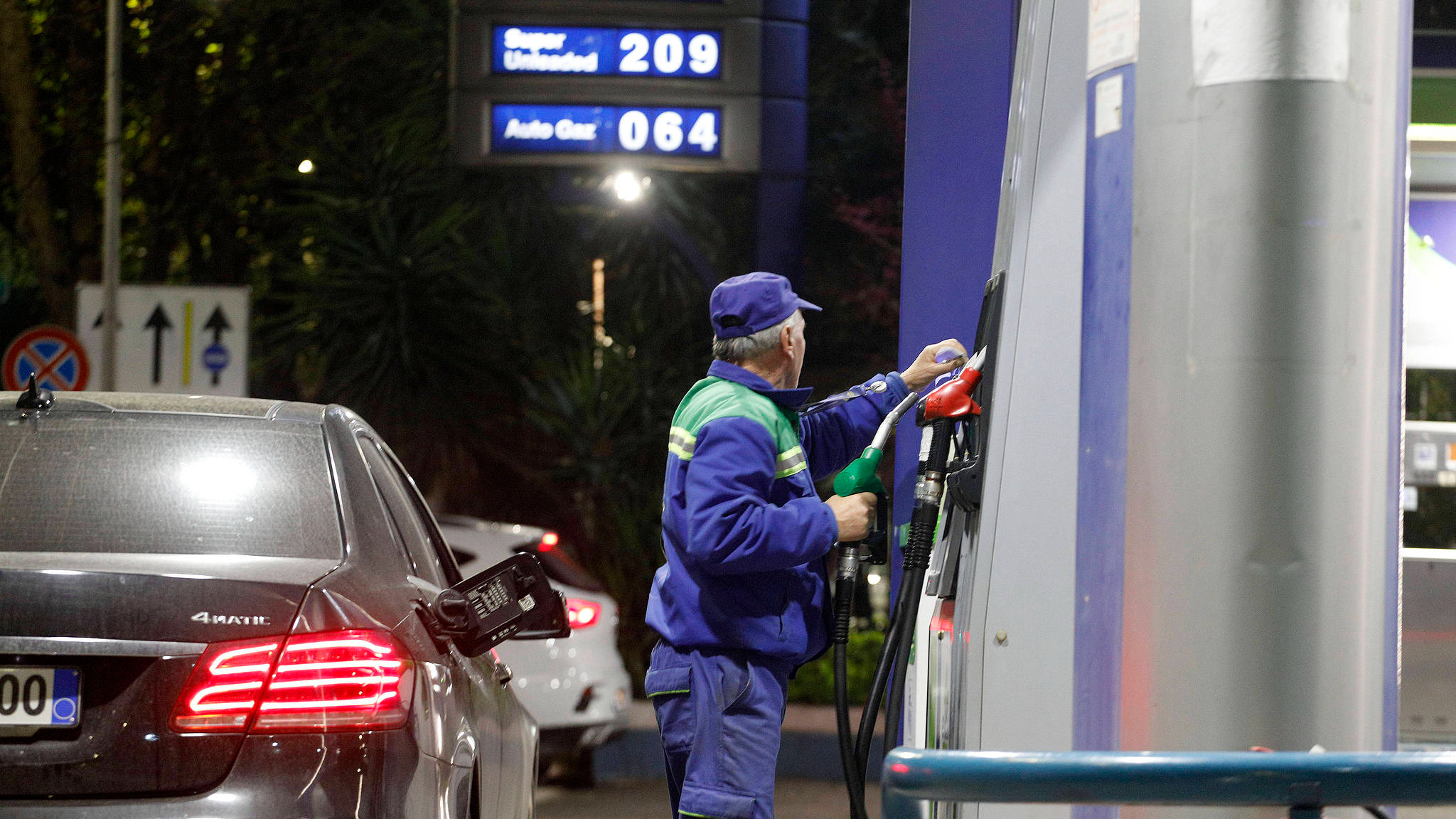 A petrol station worker fills the tank of a customer's vehicle in Tirana, Albania, April 3, 2026. /VCG