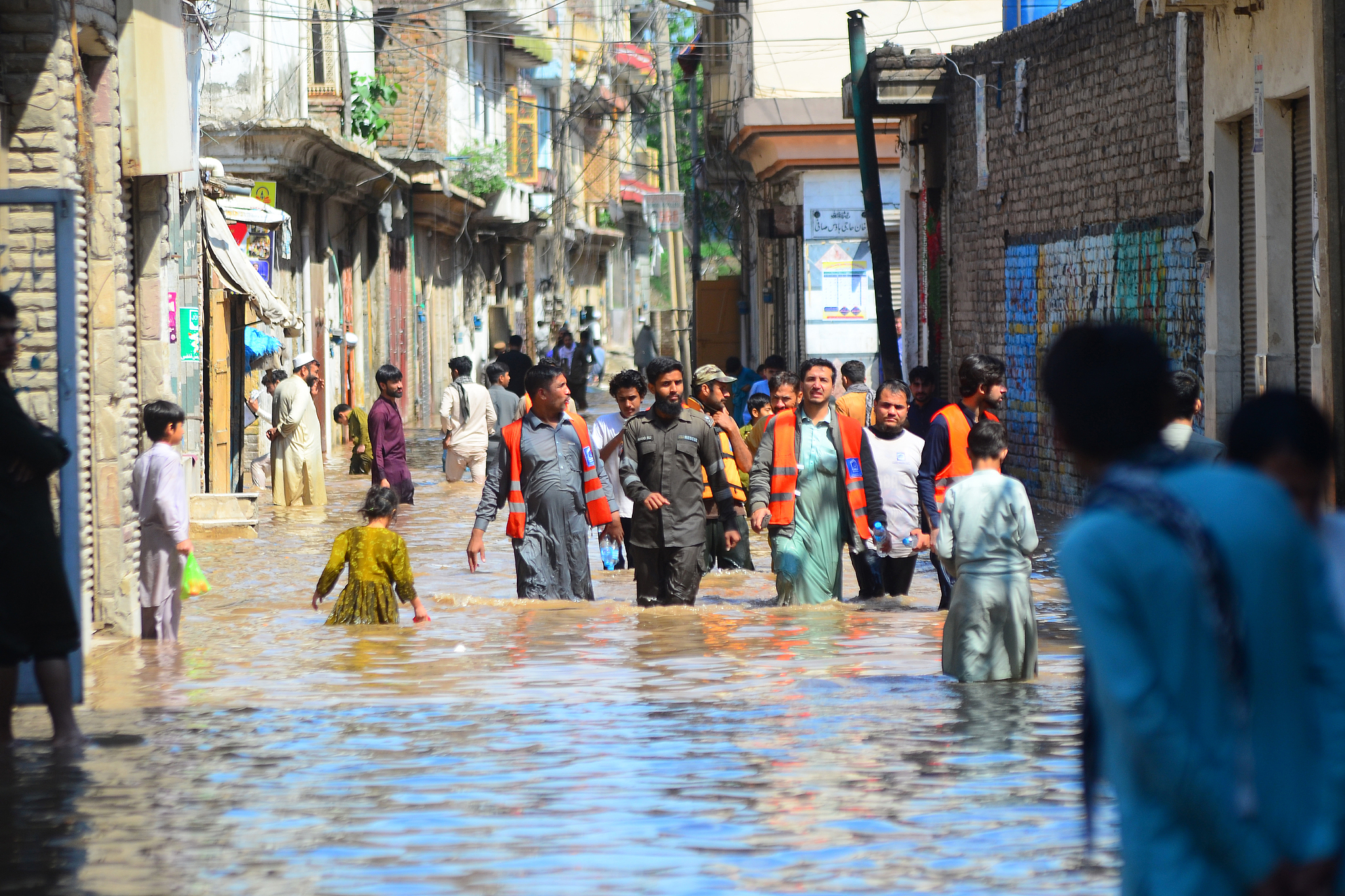 People walk through floodwater in Peshawar, Khyber Pakhtunkhwa, Pakistan, April 4, 2026. /VCG