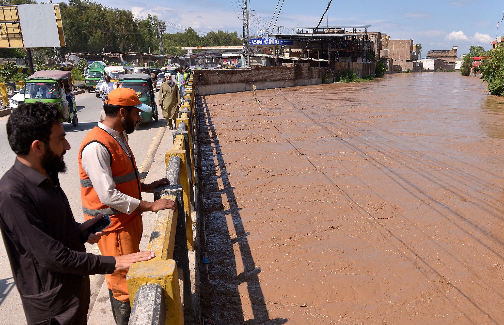 People look at rising floodwaters on the outskirts of Peshawar, Khyber Pakhtunkhwa, Pakistan, 4 April 2026. /VCG