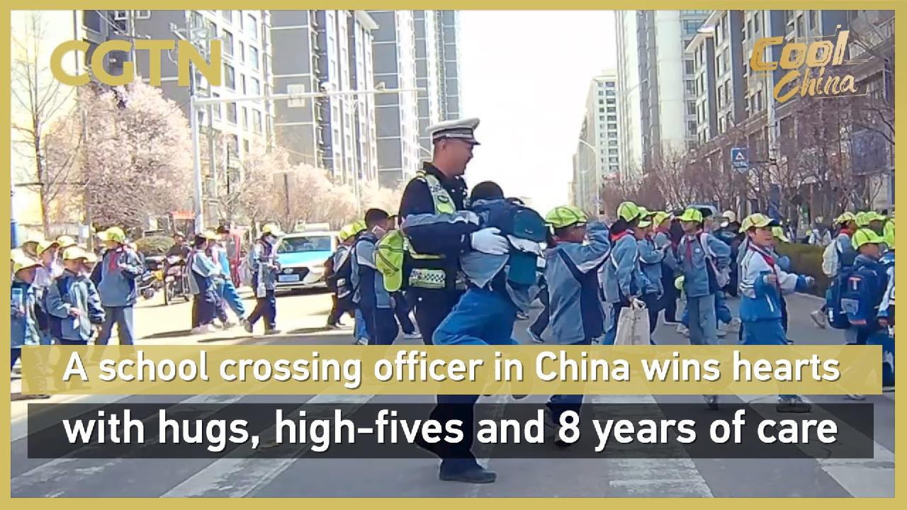 A school crossing officer in China wins hearts with hugs, high-fives - CGTN