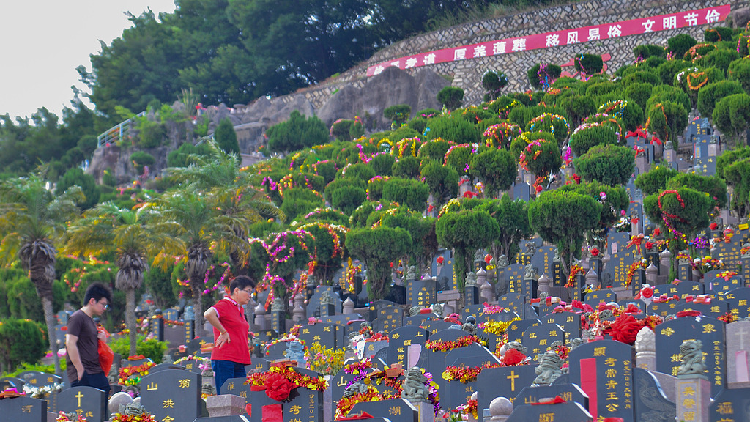 China mourns fallen heroes during Qingming Festival