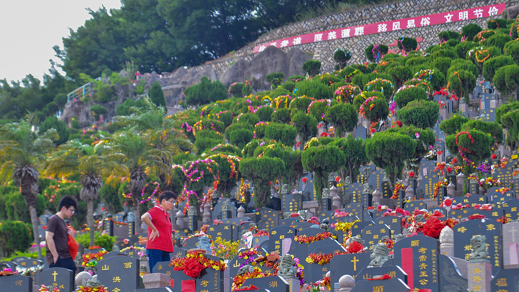 China mourns fallen heroes during Qingming Festival