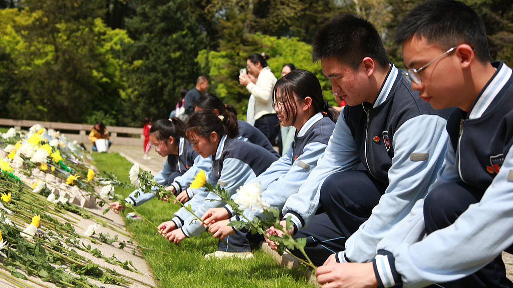 Teenagers lay flowers to pry tribute to the fallen heroes at the Yuhuatai Martyrs' Cemetery in Nanjing City, east China's Jiangsu Province, April 5, 2026. /VCG