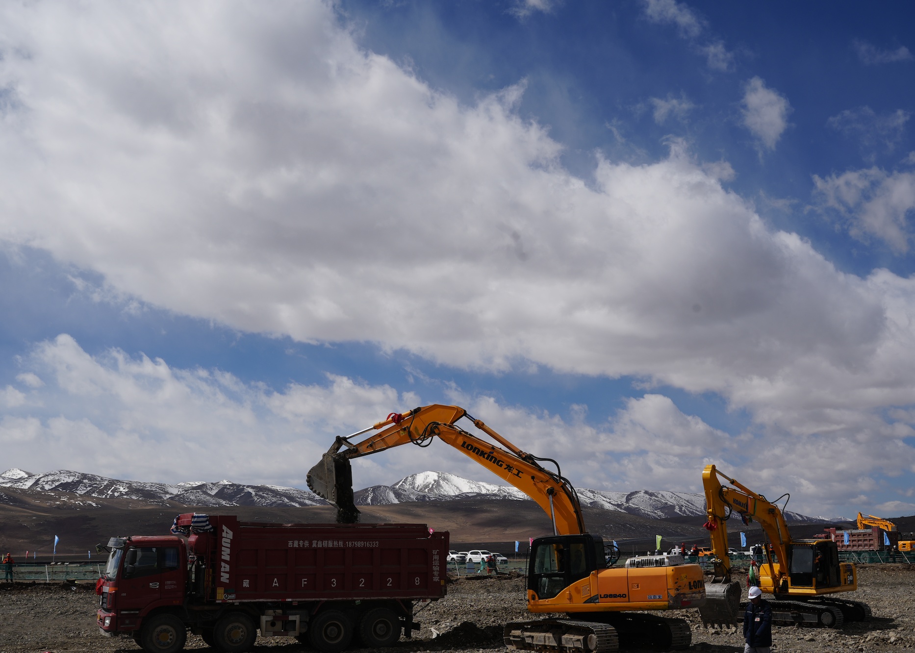Workers and engineers start building a solar thermal plant for a clean energy project near Wumatang Town, Dangxiong County, southwest China's Xizang Autonomous Region, April 6, 2026. /CMG