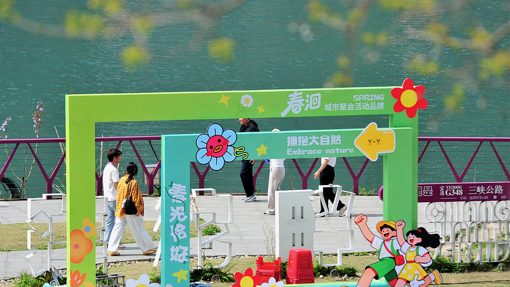 Tourists take boat tours along the Yangtze Gorges in Yichang to soak in the spring scenery, April 4, 2026. /VCG