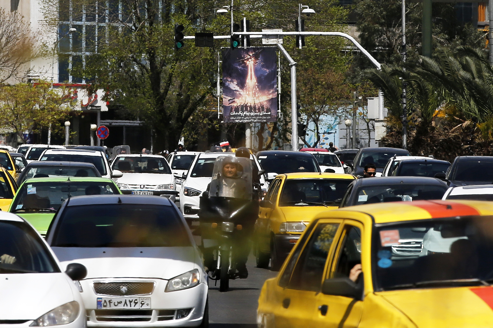 A poster depicting the downing of a US aircraft is displayed on a street in Tehran, Iran, April 5, 2026. /VCG