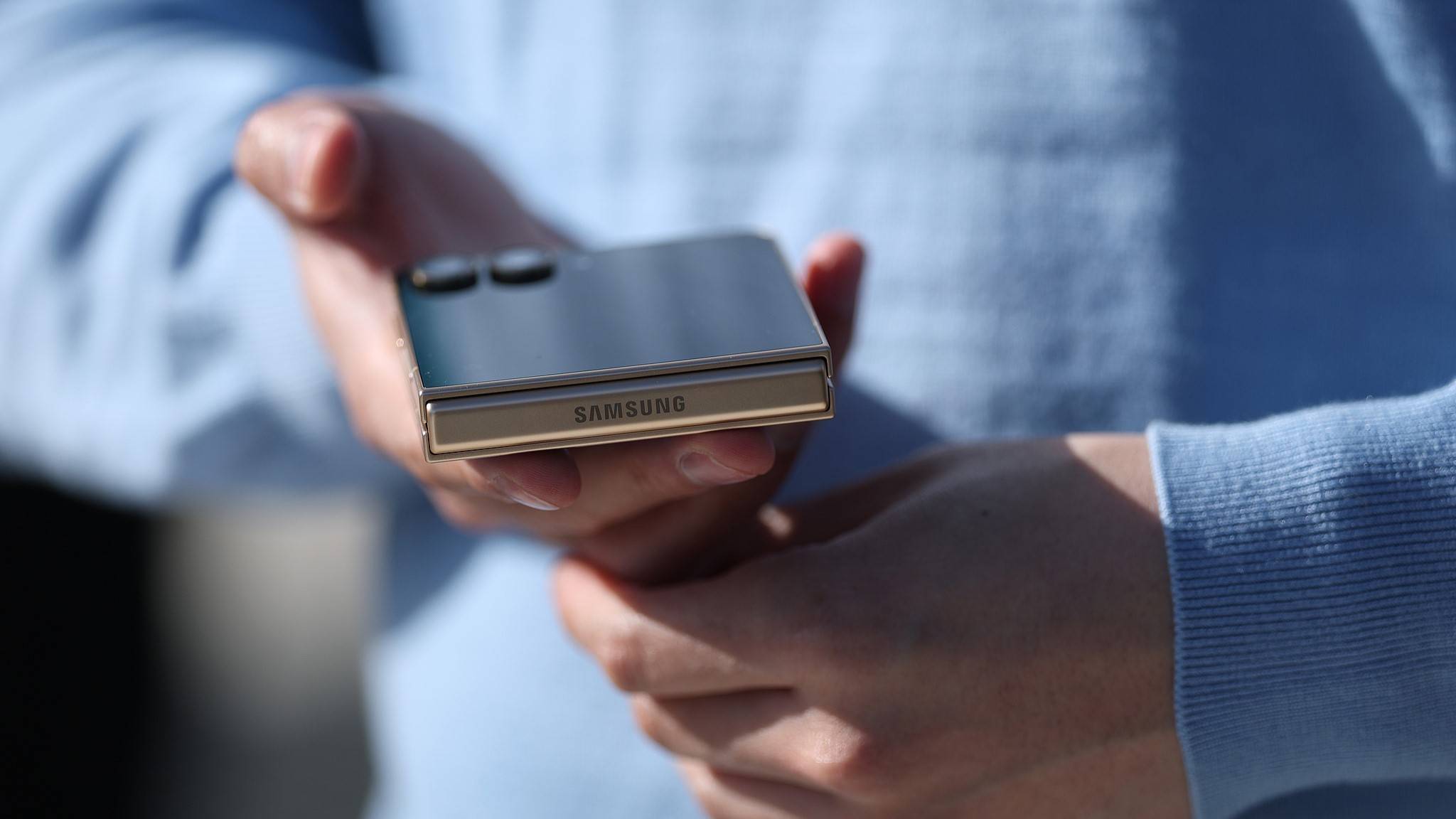 A detailed view of a Samsung phone during the Para Snowboard medal ceremony on day two of the Milano Cortina 2026 Winter Paralympic Games at Cortina Para Snowboard Park in Cortina d'Ampezzo, Italy, March 8, 2026. /VCG
