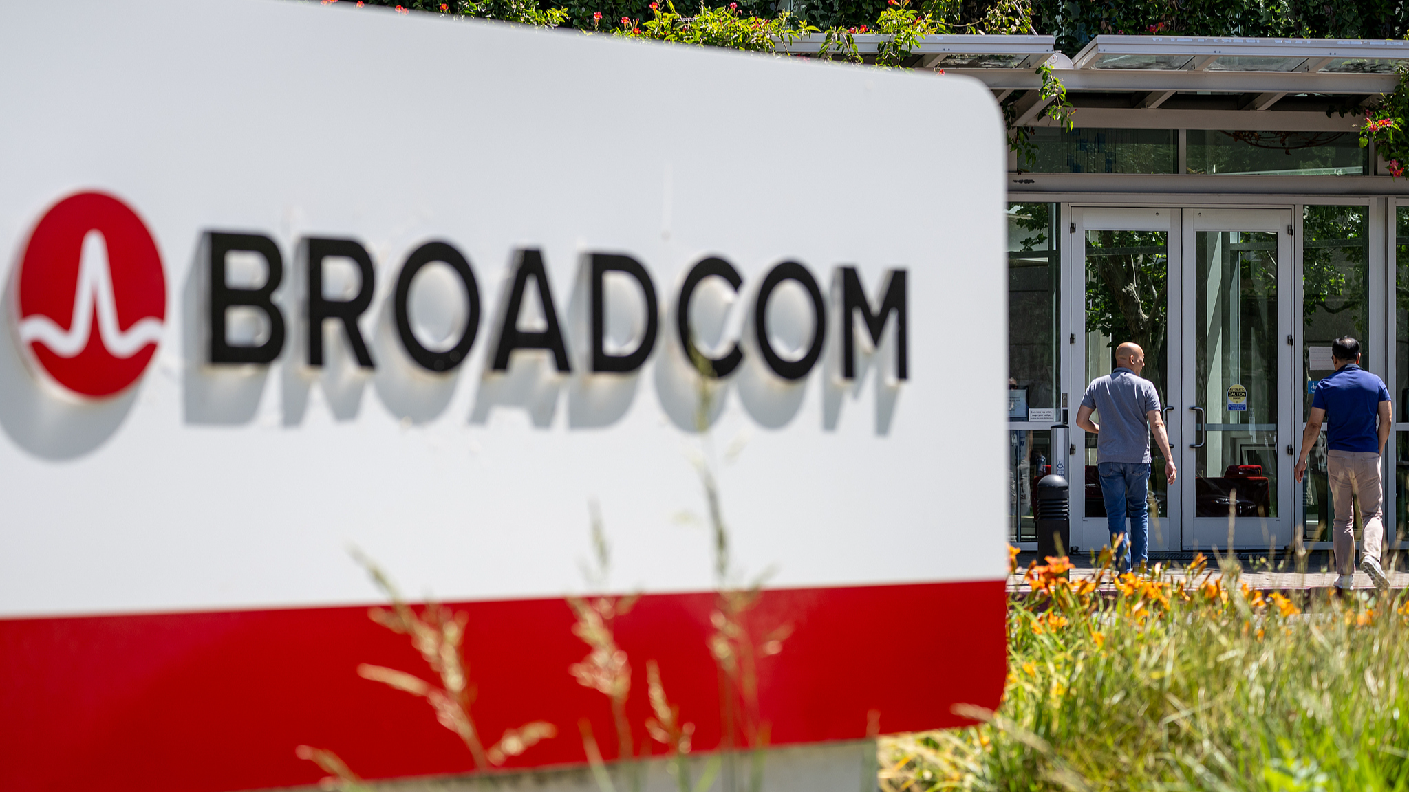 Broadcom signs long-term deal to develop Google's custom AI chips