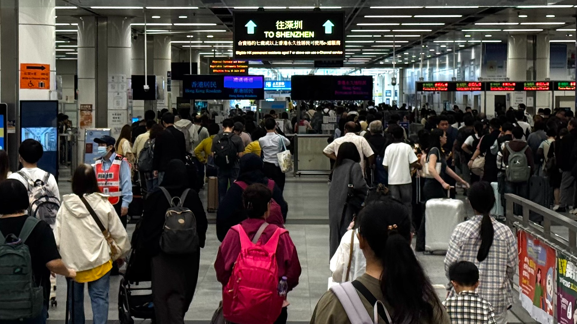 Hong Kong residents queue in large numbers to travel northbound at the Shenzhen Bay port, in Shenzhen, south China, April 2, 2026. /VCG