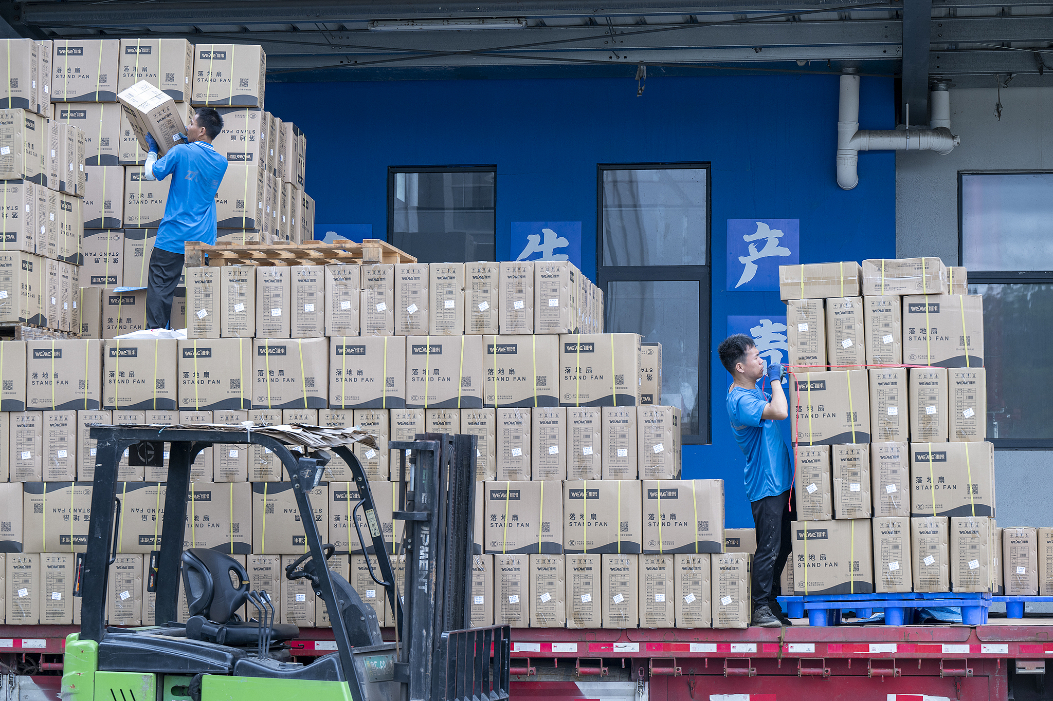 Workers coordinate the loading and unloading of express parcels at an e-commerce express industrial park in Wuzhou, south China's Guangxi Zhuang Autonomous Region, May 21, 2024. /VCG