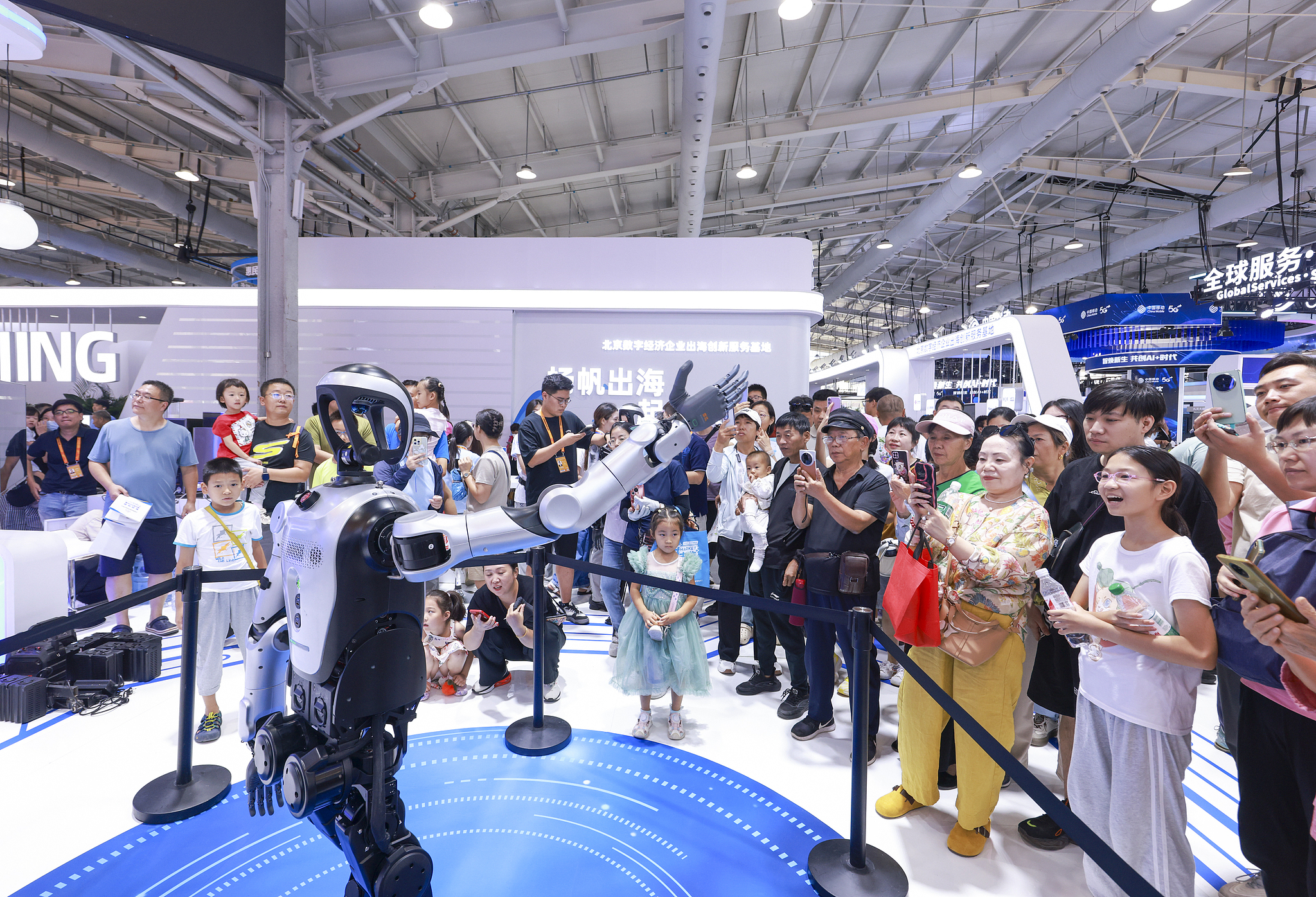 People watch robot performance at the 2025 China International Fair for Trade in Services in Beijing, China, September 14, 2025. /VCG