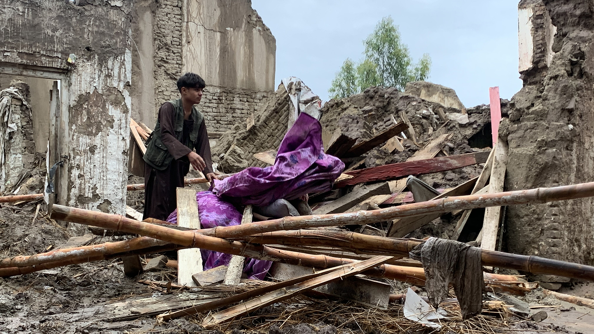 Residents survey homes affected by rains and flash floods in Jalalabad, Afghanistan, April 7, 2026. /VCG