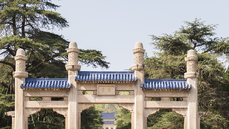 Cheng Li-wun, chairwoman of the Chinese Kuomintang (KMT) party, led a KMT delegation on Wednesday morning to pay homage to the Sun Yat-sen Mausoleum in Nanjing, capital of east China's Jiangsu Province.