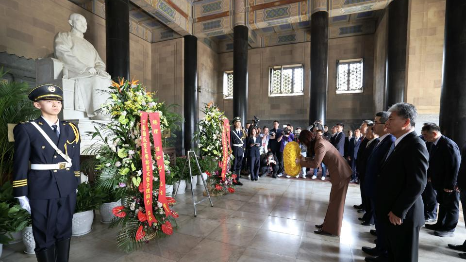 Cheng Li-wun, chairwoman of the Chinese Kuomintang party, leads a KMT delegation to pay homage to the Sun Yat-sen Mausoleum in Nanjing, east China's Jiangsu Province, April 8, 2026. /Xinhua