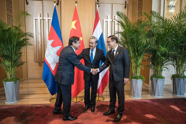 Chinese Foreign Minister Wang Yi (C), also a member of the Political Bureau of the Communist Party of China Central Committee, Prak Sokhonn (L), Cambodian Deputy Prime Minister and Minister of Foreign Affairs and International Cooperation, and Minister of Foreign Affairs of Thailand Sihasak Phuangketkeow attend the China-Cambodia-Thailand foreign ministers' meeting in Yuxi, southwest China's Yunnan Province, December 29, 2025. /Chinese Foreign Ministry